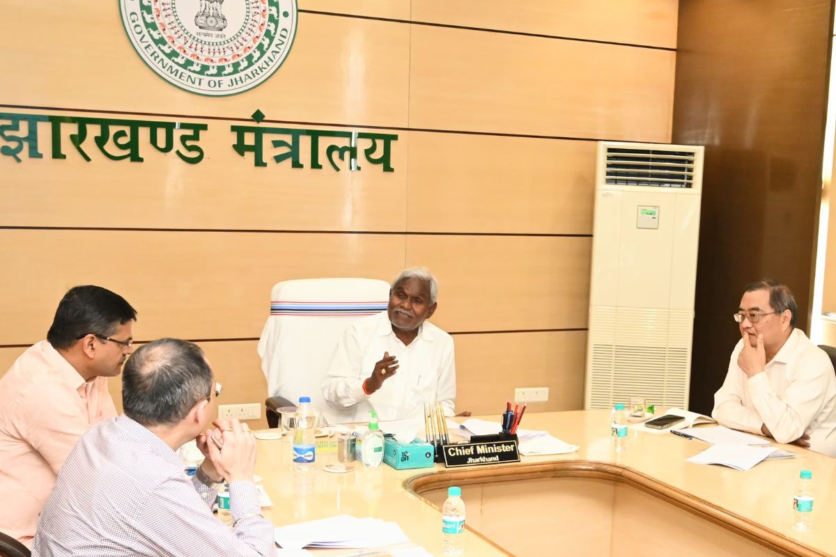 अधिकारियों के साथ योजनाओं की समीक्षा करते सीएम चंपाई सोरेन