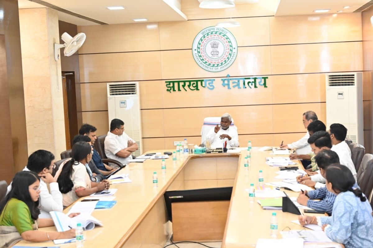 उद्योग विभाग की समीक्षा करते सीएम चंपाई सोरेन