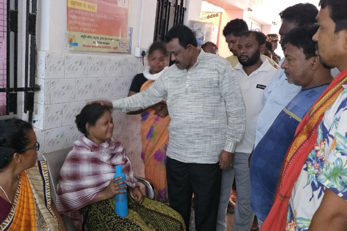 अस्पताल में रोते-बिलखते परिजन