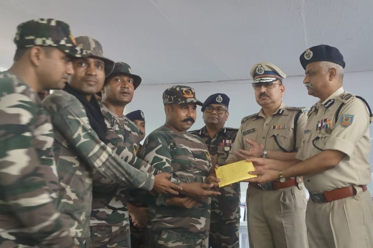 पुलिस टीम को सम्मानित करते डीजीपी अजय कुमार सिंह