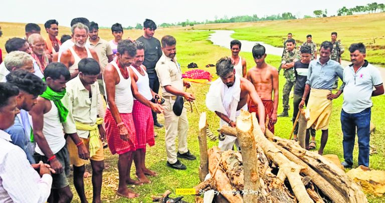 Jamui News : पुत्र धर्म निभाने जेल से गांव आया संतोष, हथकड़ी लगे हाथों से दी पिता को मुखाग्नि