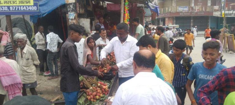 हल्की बारिश के बाद गुलजार हुआ लीची का बाजार
