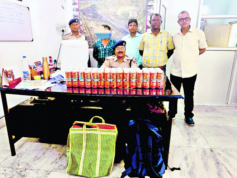 कोलकाता स्टेशन से बीयर के साथ एक अरेस्ट