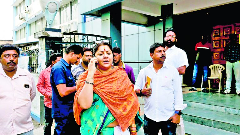 लॉकेट चटर्जी की धमकी : नहीं होने दी जायेगी मतगणना