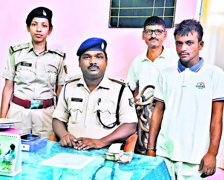 दुकान का छत काटकर चोरों ने की भीषण चोरी, पुलिस ने किया चोरी का रुपये बरामद