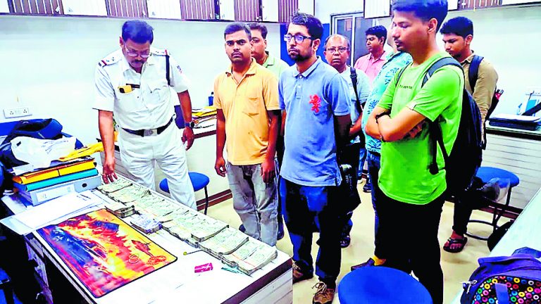 हावड़ा ब्रिज पर नाका चेकिंग के दौरान नौ लाख रुपये बरामद