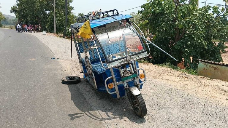 इ-रिक्शे में टक्कर से बाइक सवार युवक जख्मी, रेफर