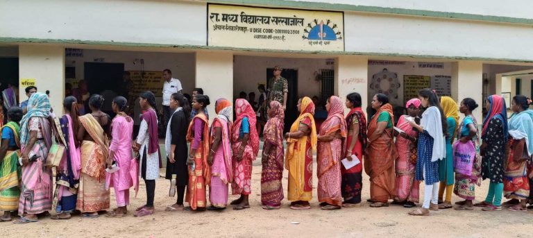 दुमका लोकसभा : मौसम ने दिया वोटरों का साथ, दुमका में जमकर हुई वोटिंग