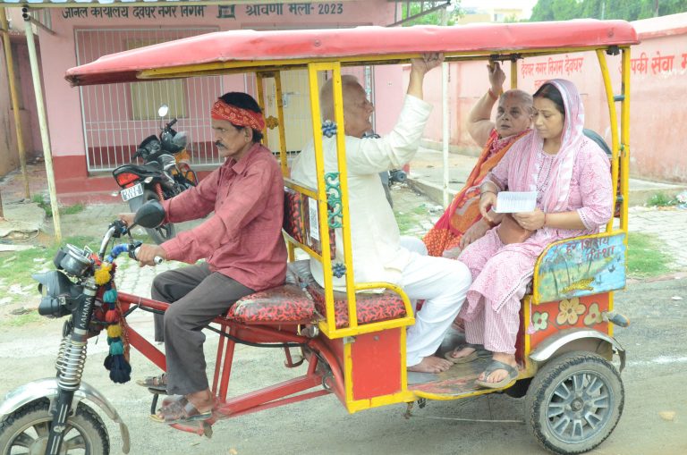 फुहारों के साथ शुरू हुआ मतदान, बारिश के साथ संपन्न