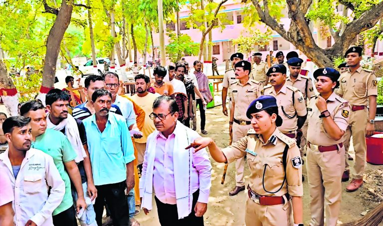 डीएम व एसपी ने बूथों का किया निरीक्षण, दिये निर्देश
