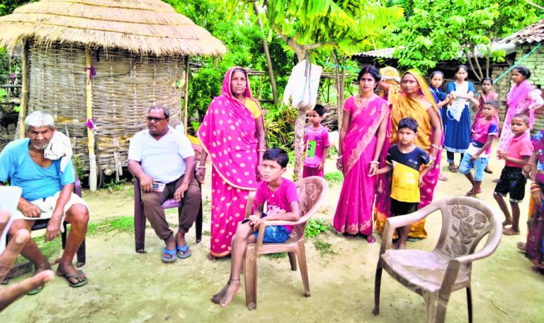 हाइ वोल्टेज करेंट प्रवाहित तार गिरने से एक महिला झुलसी, एक भैंस की मौत