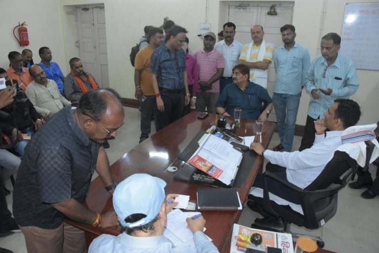 विधायक ने सड़क दुरुस्त करने को दी चेतावनी