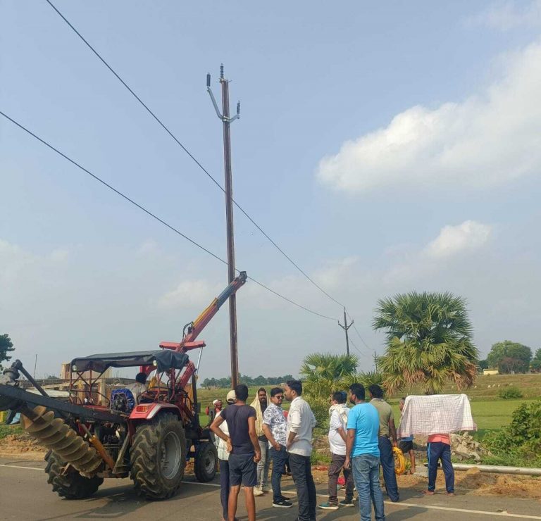 महारो व बरमसिया के बीच कई पोल से तार गिरे, बिजली आपूर्ति बाधित