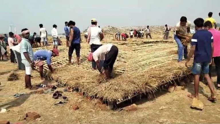 तेज आंधी-तूफान से सिकदारडीह में बने यज्ञ पंडाल गिरा, फिर से बनाने में जुटे कमेटी के लोग, शनिवार देर शाम को जिले भर में आई थी तेज आंधी व जमकर हुई थी बारिश