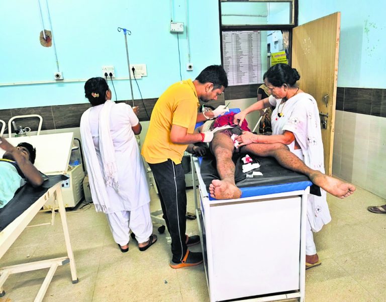 हाइवा से टकराया सीमेंट लदा ट्रक, खलासी की मौत, दो घायल