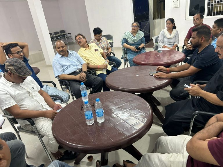 मारपीट मामले में नहीं हुई कार्रवाई, तो छह से हड़ताल