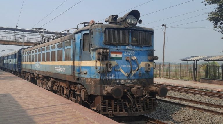 प्लेटफार्म ऊंचाई काफी कम, घायल होते हैं यात्री