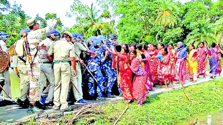 संदेशखाली में पुलिस के खिलाफ सड़क पर उतरीं महिलाएं, हुई झड़प