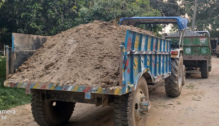 ओवरलोड दाे ट्रैक्टर जब्त