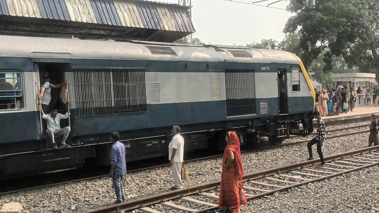 सरसी स्टेशन पर ब्रेक लेते ही ट्रेन से निकलने लगा धुआं, मची अफरा-तफरी