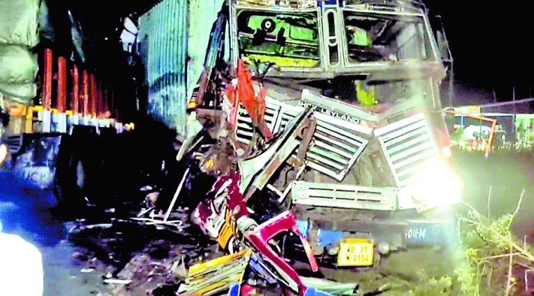 दो ट्रकों के बीच टक्कर, दोनों चालकों की हो गयी मौत