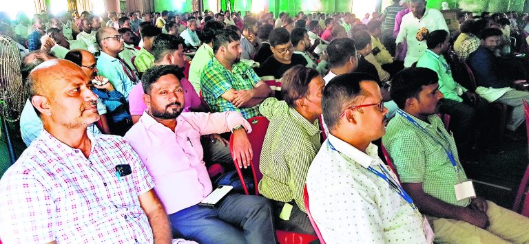 सुबह कूच के लिए दलों ने मतगणना केंद्र के समीप बनाया ठिकाना