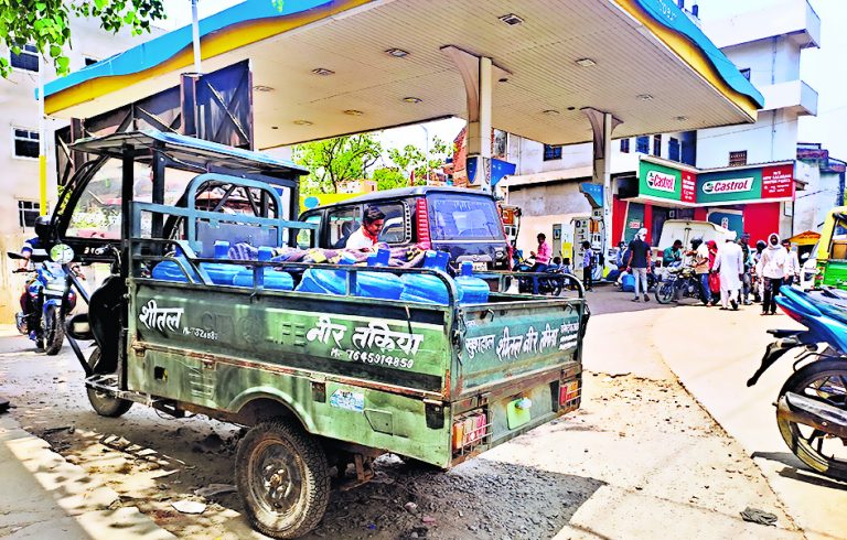 शहर में भूजल से लाखों कमा रहे वाटर सप्लायर, नियम का अभाव