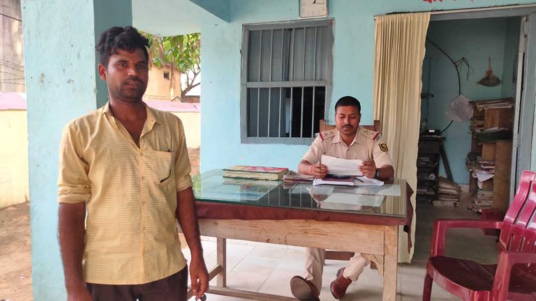 ई-रिक्शा चालक के मोबाइल से शातिर युवक ने उड़ाया 65 हजार रुपया