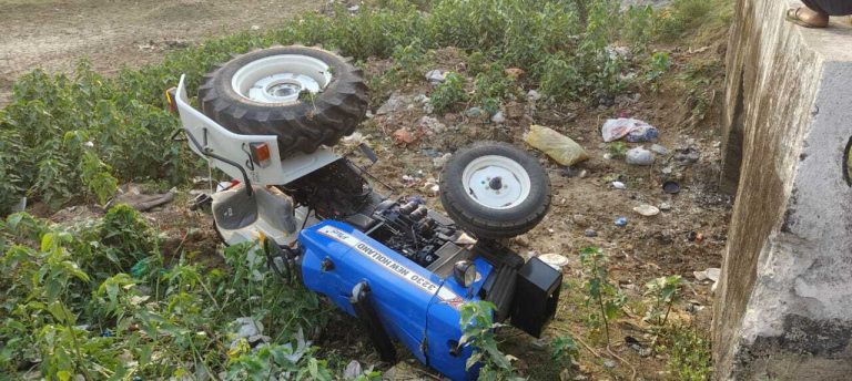 देवघर जाने के दौरान ट्रैक्टर दुर्घटनाग्रस्त, चालक की मौत