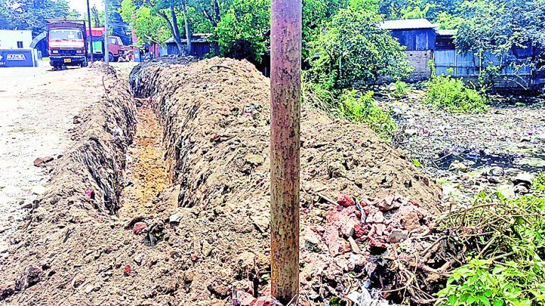पूर्व पार्षद ने तालाब पाटने व अवैध रूप से नाली बनाने का लगाया आरोप
