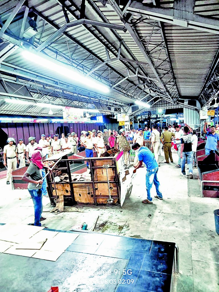 बर्दवान स्टेशन परिसर से हटायी गयीं 35 अवैध दुकानें