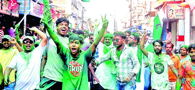 आसनसोल से शत्रुघ्न सिन्हा की जीत पर रानीगंज में मना जश्न