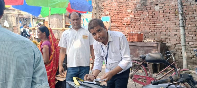 अवैध रूप से स्टेशन रोड में लगने वाले ठेलों का काटा गया चालान
