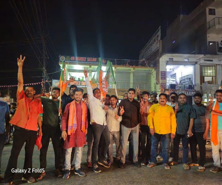 एनडीए की जीत पर रातू में आतिशबाजी