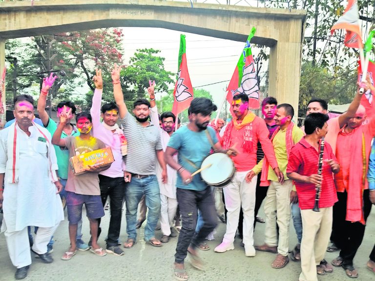 लगातार दूसरी बार मिली जीत से कार्यकर्ताओं में जश्न का माहौल