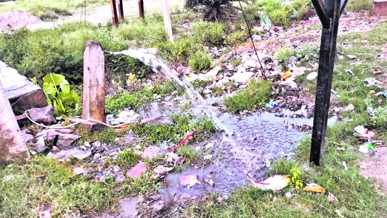 एक ओर पानी के लिए परेशान हो रहे लोग, दूसरी ओर सड़क व गड्ढे में बह रहा पानी