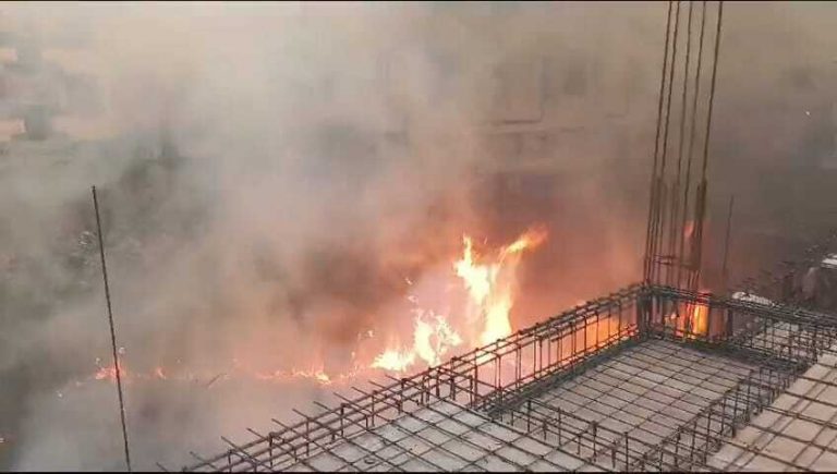चिमनी की चिंगारी से रेस्टोरेंट में लगी आग, लाखों की संपत्ति जलकर राख