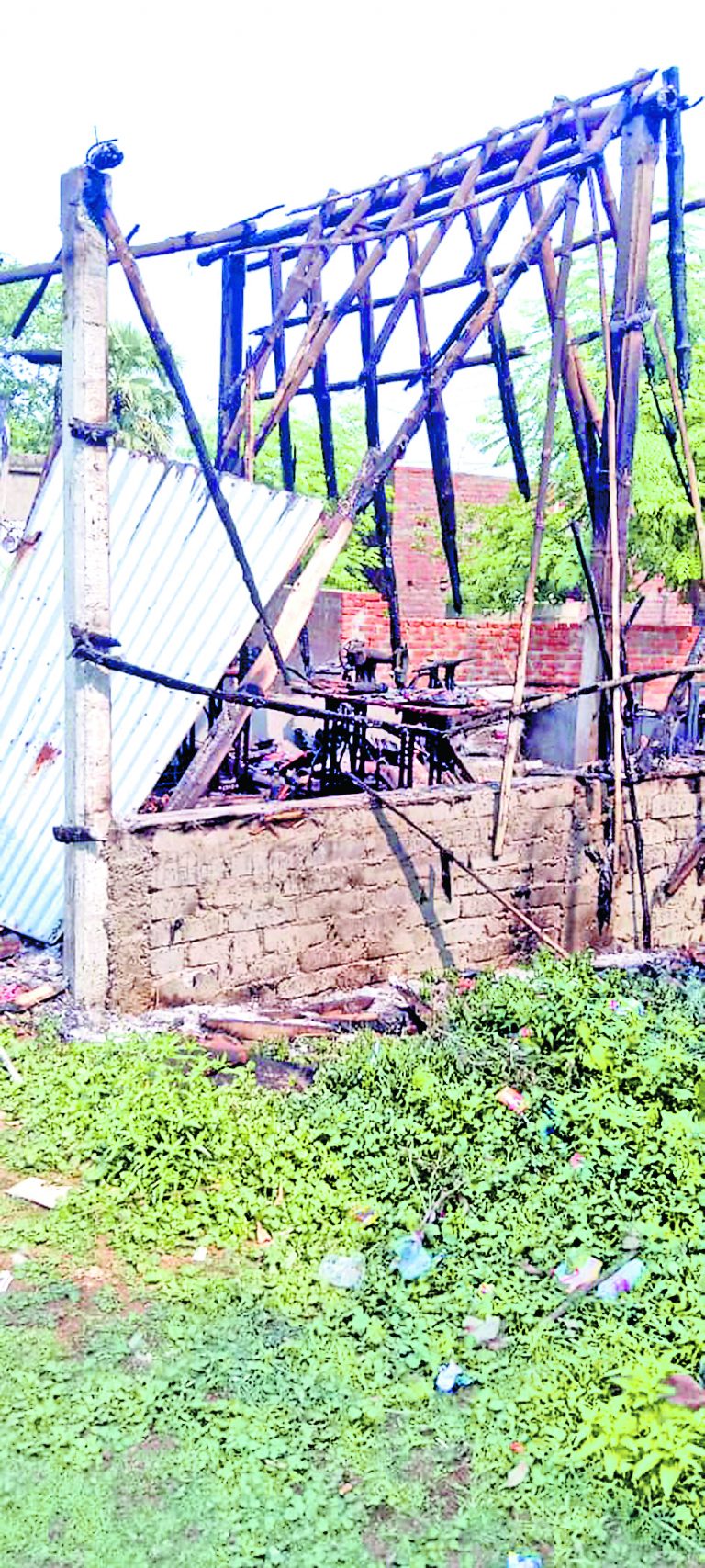 माकपा के बूथ एजेंटों के घरों पर हमला, दुकान फूंकी, तनाव