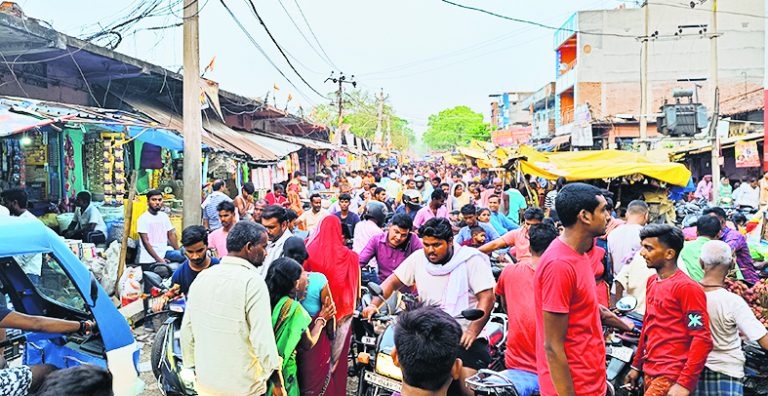 वट सावित्री पूजा की खरीदारी को लेकर दिघवारा बाजार में उमड़ी भीड़