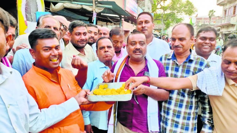 भाजपा कार्यालय पर कार्यकर्ताओं ने एक-दूसरे को मिठाई खिलाकर मनाया जश्न