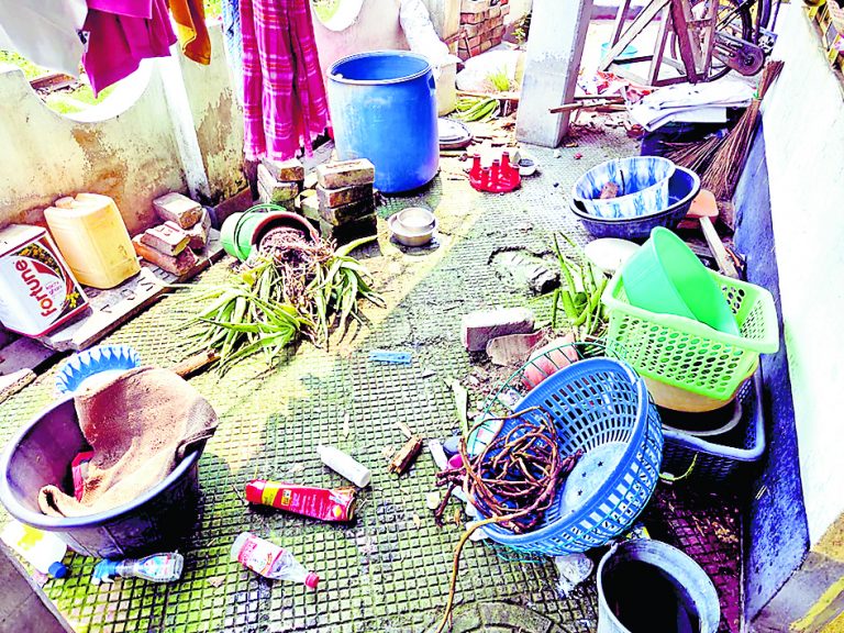 बैरकपुर : भाजपा कार्यकर्ता के घर तोड़फोड़, पीड़ित से मिले अर्जुन