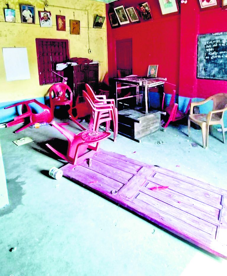 चुनाव के नतीजे आने के बाद भाजपा-माकपा के पार्टी कार्यालयों में तोड़फोड़