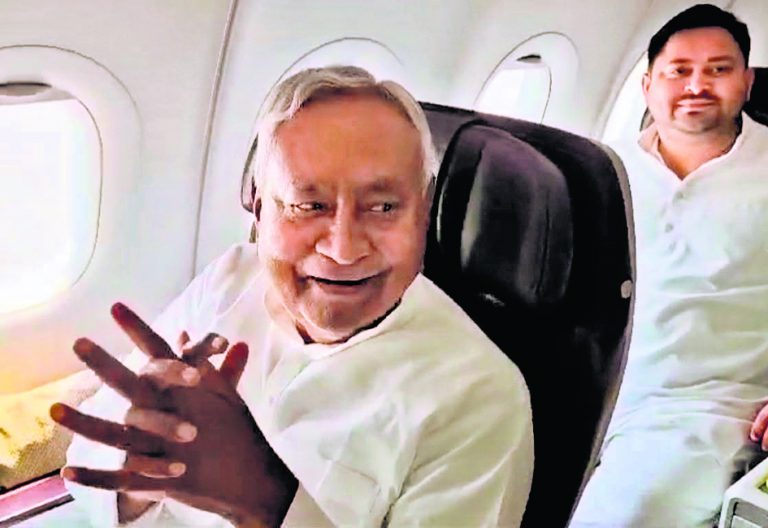 एक ही विमान से दिल्ली गये नीतीश कुमार और तेजस्वी
