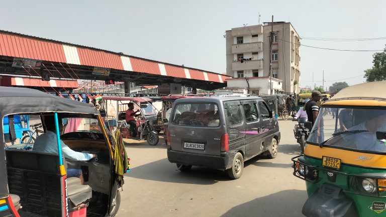 जंक्शन पर जहां-तहां ऑटो लगानेवाले चालकों से परेशान हैं यात्री