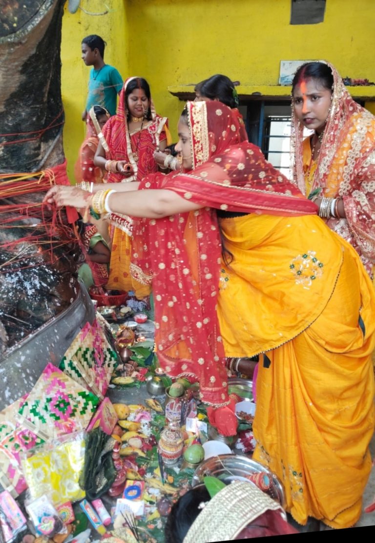 पति के दीर्घायु होने की कामना के साथ महिलाओं ने किया वट सावित्री व्रत