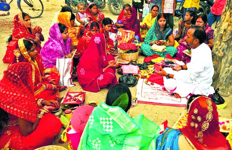 Jamui News : पति की लंबी उम्र की कामना को लेकर सुहागिन महिलाओं ने की वट सावित्री की पूजा