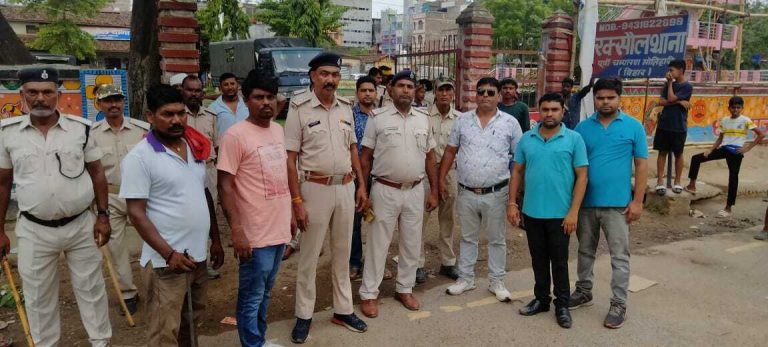 मेन रोड में चलाया गया अतिक्रमण हटाओ अभियान