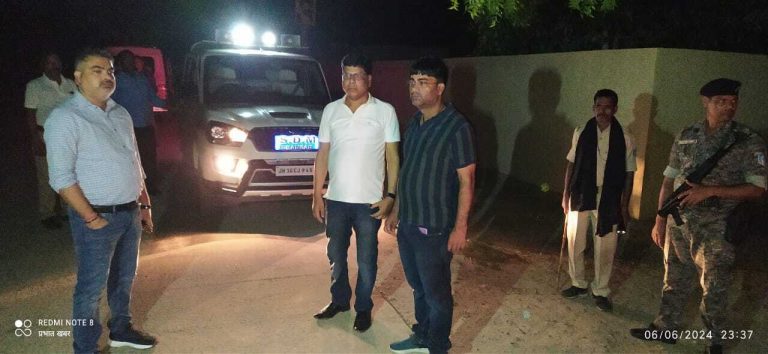 निरसा में बालू तस्करी की जांच करने पहुंचे एसडीओ