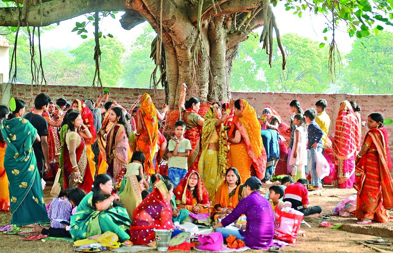 सुहागिनों ने वट की पूजा कर मांगी पति की लंबी उम्र