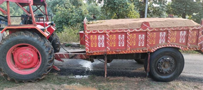 छह ट्रैक्टर, एक शक्तिमान जब्त, तीन गिरफ्तार
